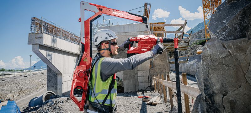 EXO-T-22 Gerätebalancer Tragbarer Gerätebalancer für Baustellen mit aktiver Gewichtsverteilung für Schwerelosigkeit bei schweren Abbrucharbeiten und Bohrungen (Nuron Akku-Plattform) Anwendungen 1