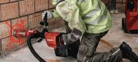 Gehen Sie zu Folie 4 von 6: DD 150-U-22 Akku-Kernbohrgerät Akku-Diamantbohrgerät für handgeführtes oder ständergeführtes Kernbohren von 52 bis 162 mm (2 bis 6-3/8) in Beton oder bis 252 mm (10”) in Mauerwerk (Nuron Akku) Anwendungen 1