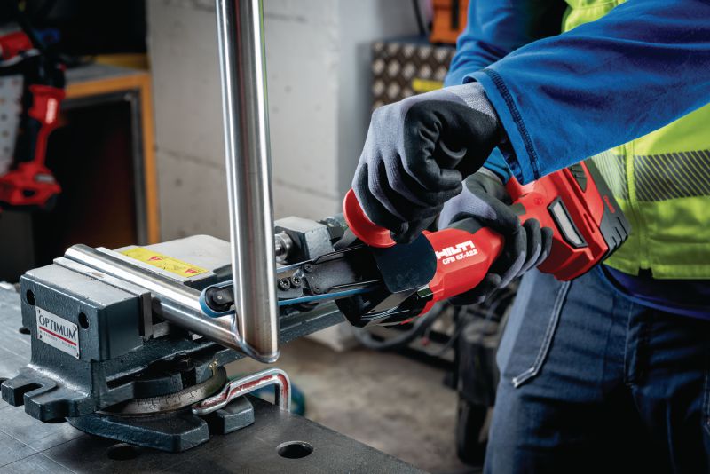 Akku-Bandfeile GFB 6X-A22 Akku-Bandfeile (22 V) mit frei justierbarer Drehzahlregulierung zum Schleifen und Nachbearbeiten von Edelstahl, Stahl, Aluminium, Kupfer, Messing und Titan Anwendungen 1