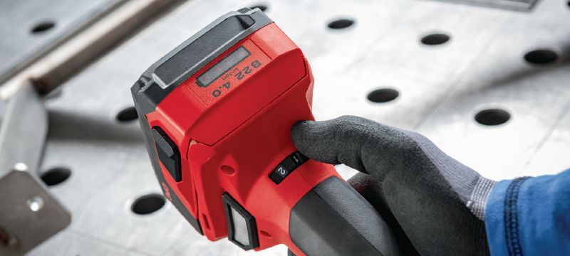 Akku-Bandfeile GFB 6X-A22 Akku-Bandfeile (22 V) mit frei justierbarer Drehzahlregulierung zum Schleifen und Nachbearbeiten von Edelstahl, Stahl, Aluminium, Kupfer, Messing und Titan Anwendungen 1