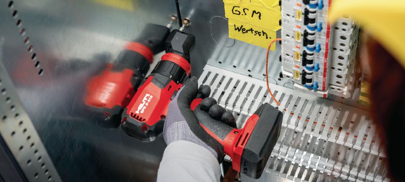 Mehrfach-Bohrschrauber SFE 2-A12 Mehrfach-Bohrschrauber der Superkompakt-Klasse mit 12-V-Akku (versetzt, rechtwinklig, Schnellspannaufnahme 13 mm und Sechskant-Bithalter) für Installationsarbeiten auf engem Raum und um Ecken herum Anwendungen 1