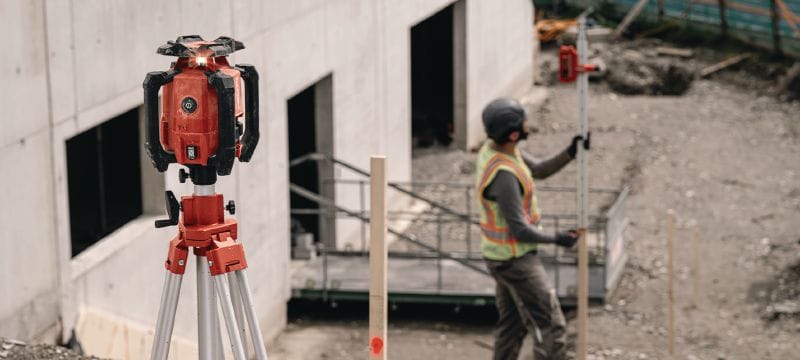 PR 400-22 Rotationslaser für Oberflächen mit zwei Neigungen Robuster Rotationslaser für Nivellieraufgaben mit automatischen Funktionen zum Nivellieren, Ausrichten, Fluchten sowie Einrichten und Abstecken von Winkeln mit zwei Neigungen im Außenbereich (Nuron Akku-Plattform) Anwendungen 1